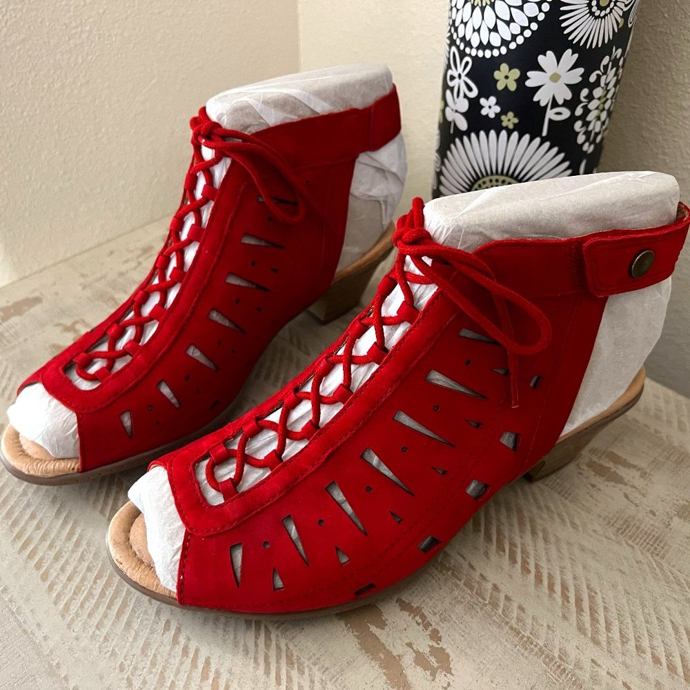 NIB EARTH KRISTEN WIDE BRIGHT RED SOFT BUCK SANDAL - SIZE 9